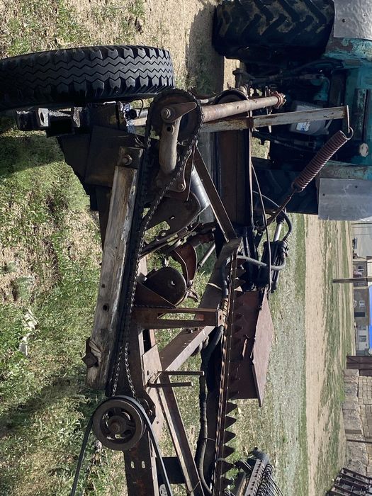 Трактор Т-40 жүріп тұр шөп шабуға дайын