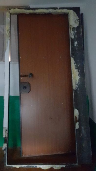 Продам железную дверь