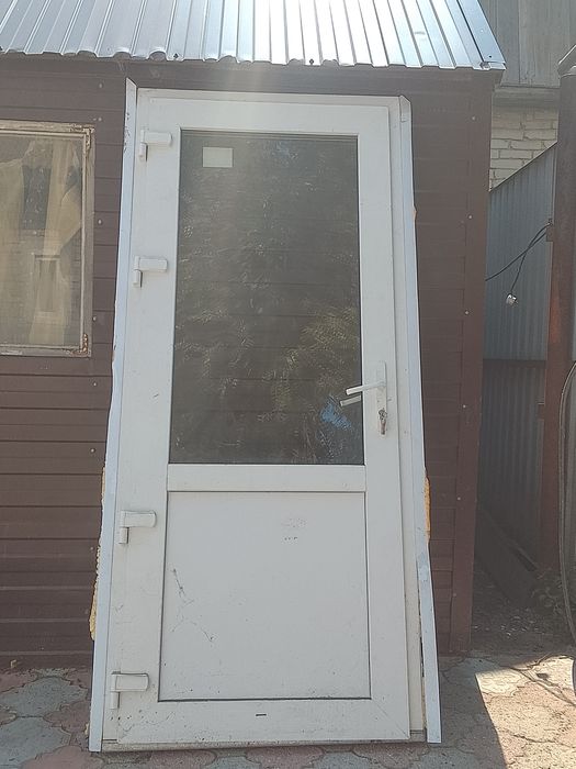 Продам пластиковую дверь