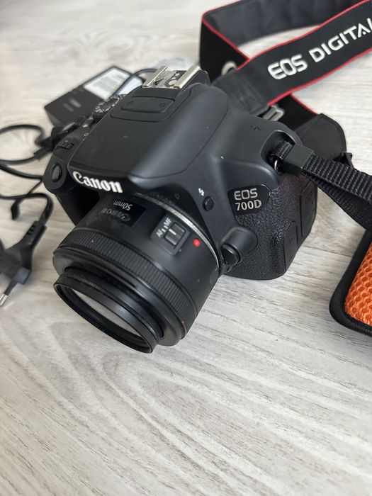 Aparat foto Canon 700d
