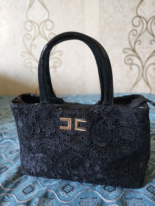 Продам лакированную сумку с гипюровым принтом