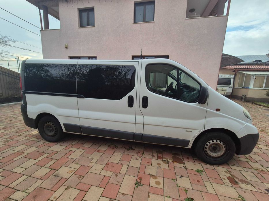 Opel Vivaro L2 (varianta lungă) 8+1 locuri Motor 2.0 CDTI