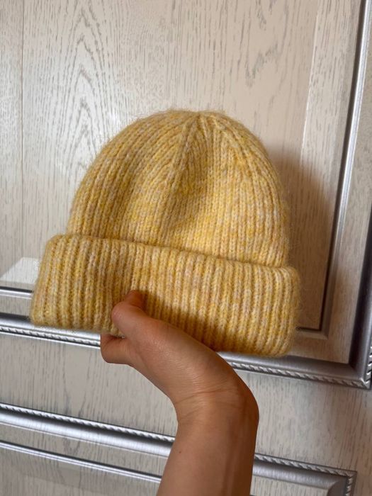 Шапка желтая ASOS