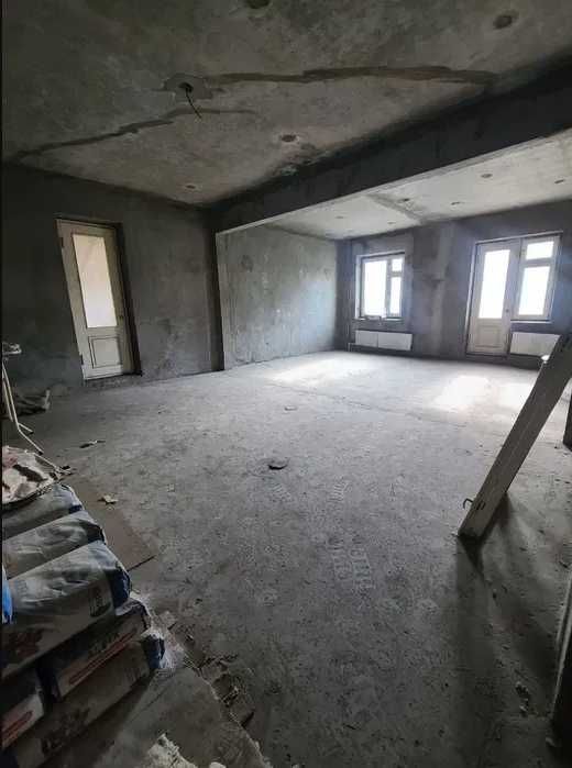Банковская ! Нукусская пр-т Амир Темурнапротив бутик "ГЛАМУР" 170 кв.м