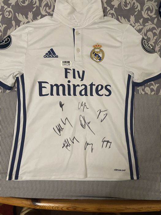 тениска на реал мадрид със подписи на фудболисти