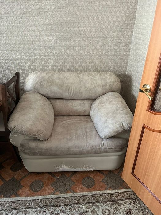 Продам диван и 2 креслом