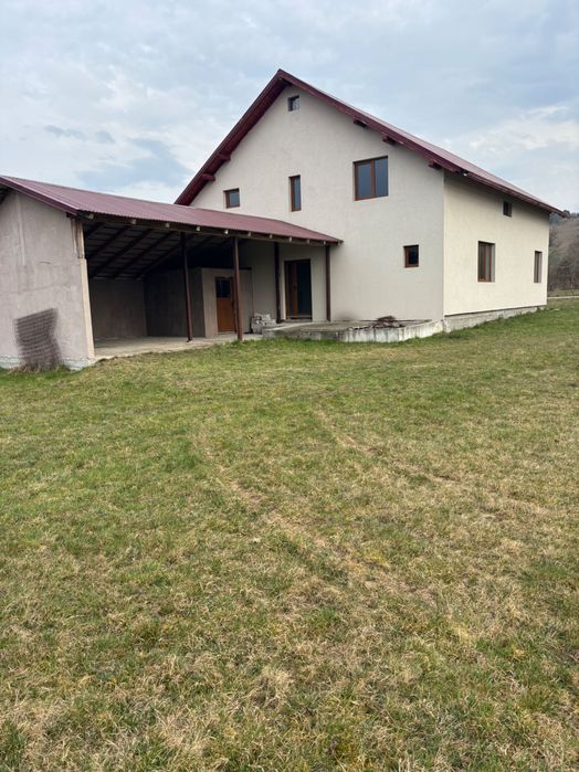 Casa-vila de vanzare