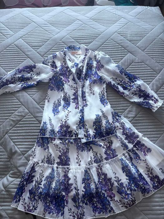 Продам юбочный костюм для девочки.