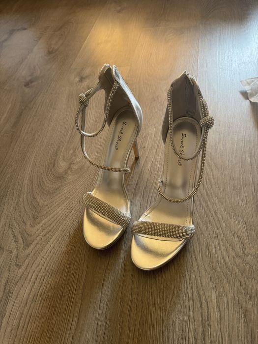 Сребърни сандали на ток