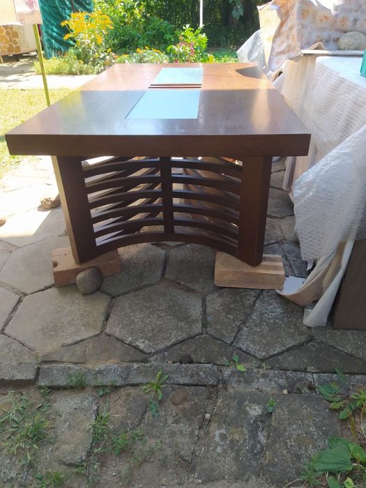 Дървена маса със стъкло