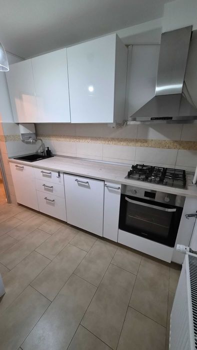 Închiriez apartament 2 camere cu loc de parcare
