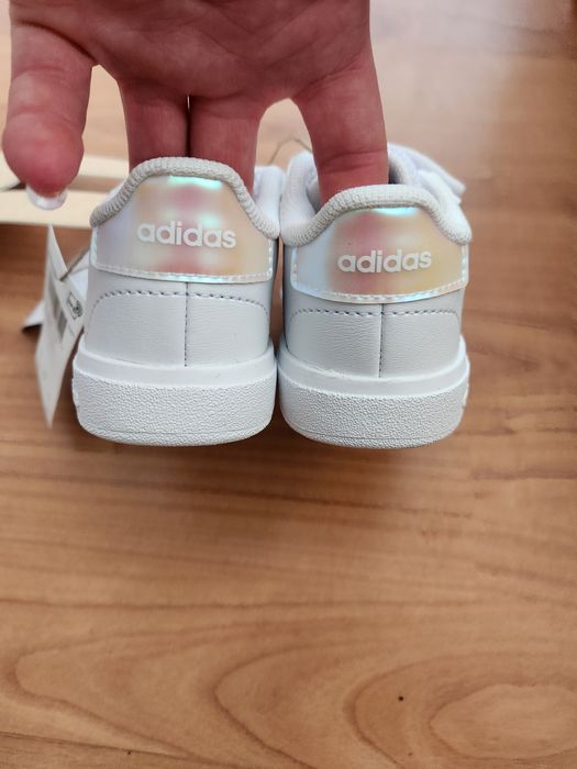 Adiasi copii de la adidas