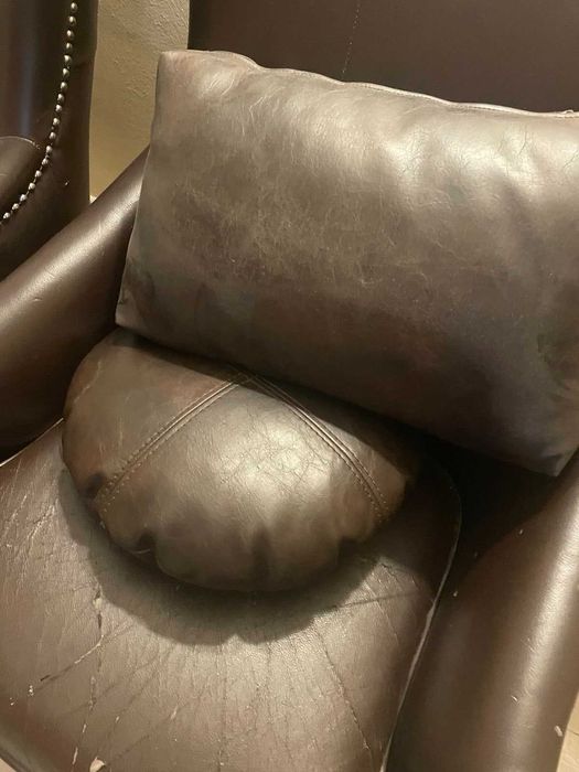 2 броя кожени столове