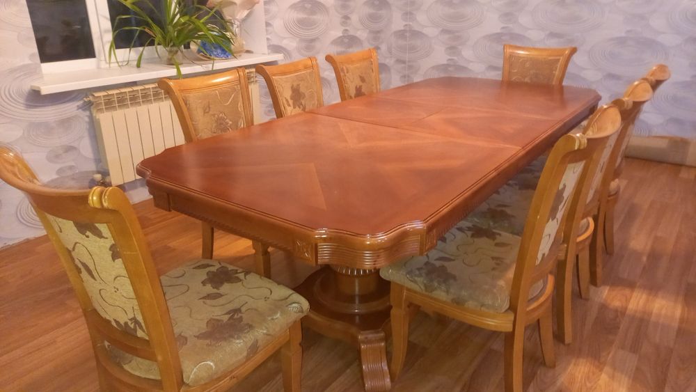 Продам большой стол со стульями