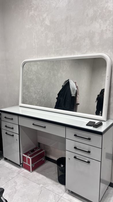 Туалетный столик с зеркалом