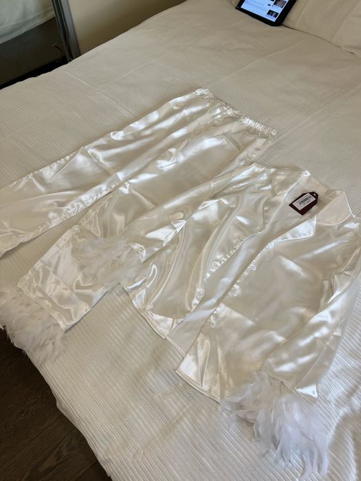 Атласная двойка с перьями