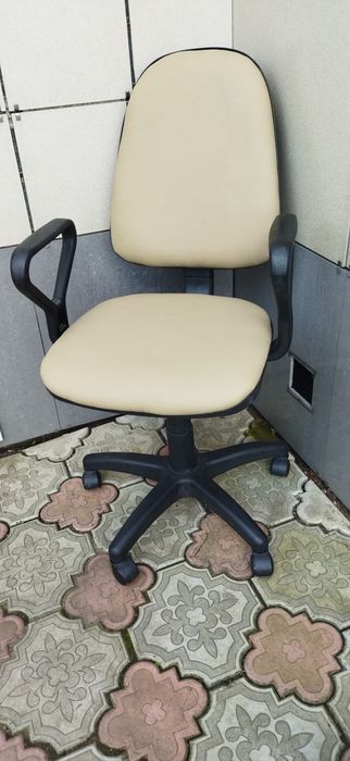 Стул (кресло) офисный.