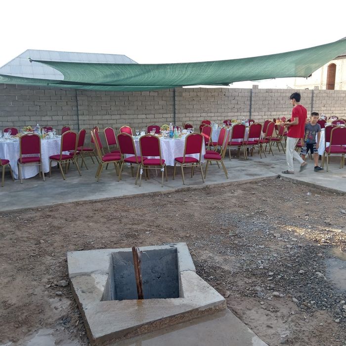 Стол, стулья ыдыстарымен сатылады!