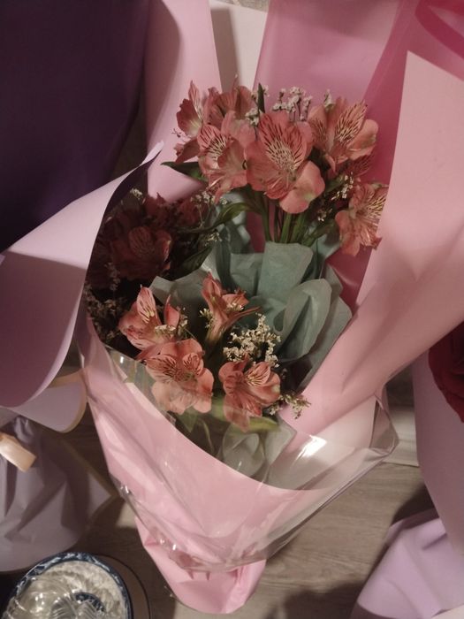 Гүлдер сатылады.