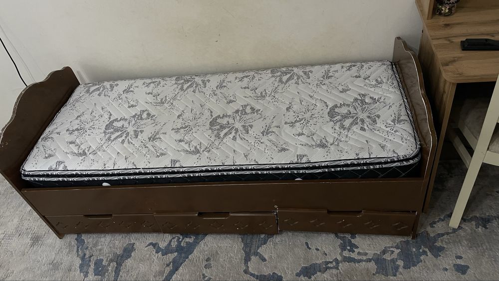 Matras +kravat 1 kishilik. Uzunligi 1,70.  Eni 67 sm.