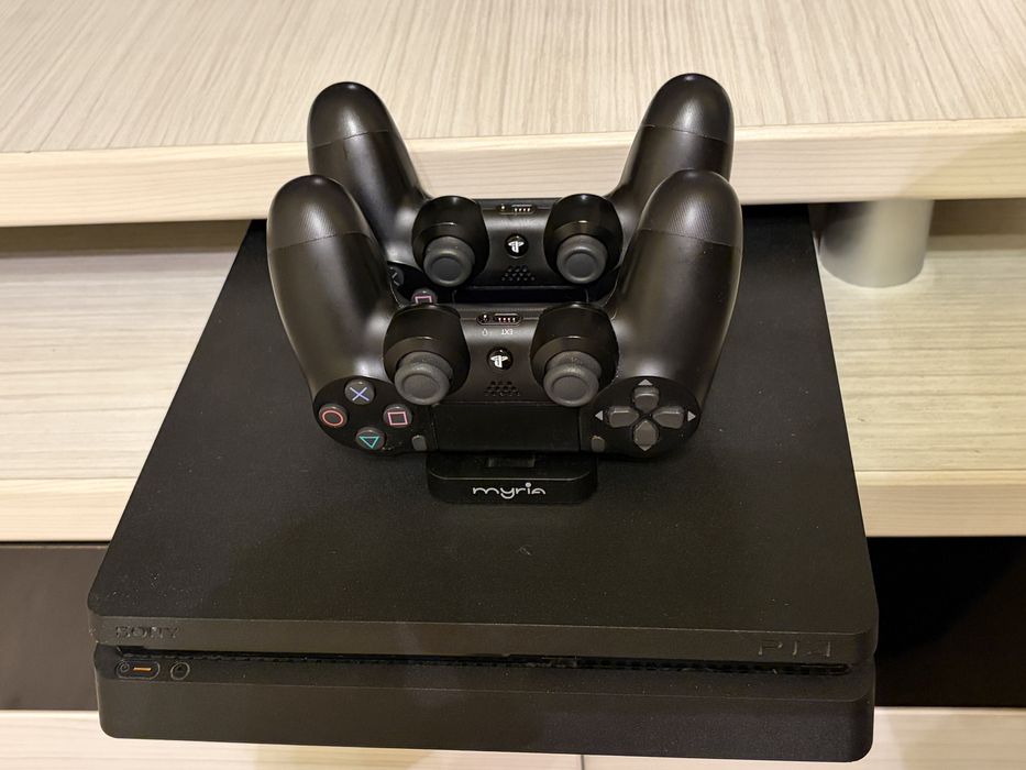 Vând PS4 slim + accesorii + 11 jocuri