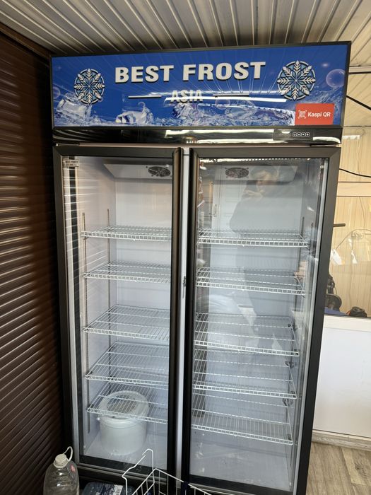 холодильник вертикальный витринный
