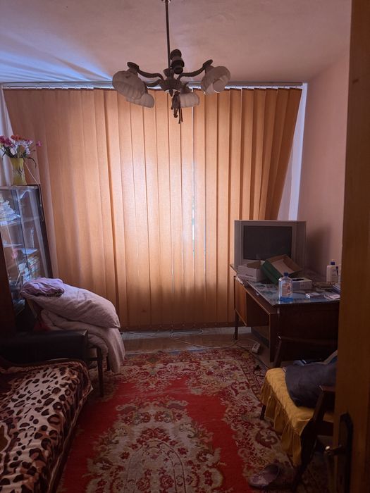 Vand apartament 3 camere decomandat sud  etaj 2 /4 zona sud P2