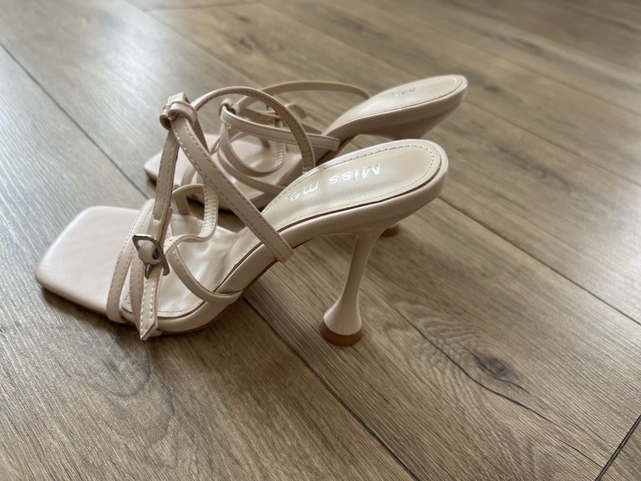 Босоножки на каблуке