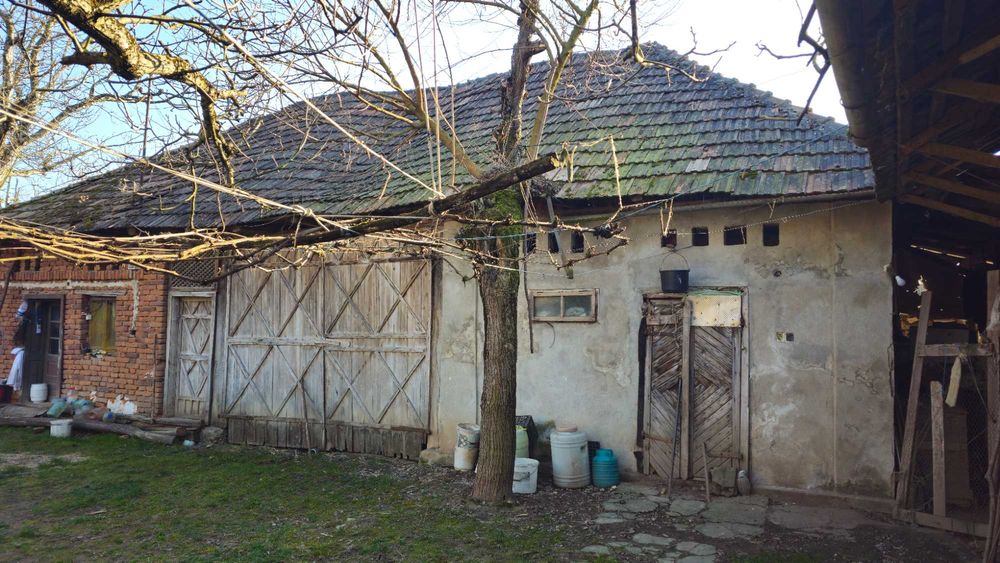 Casa de vanzare, cu suprafa de 85m², din caramida cu 2 intrari separate, curte, gradina si teren arabil de 6700m² in Comuna Napradea, Judetul Salaj