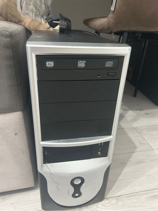 Офисный компьютер работает