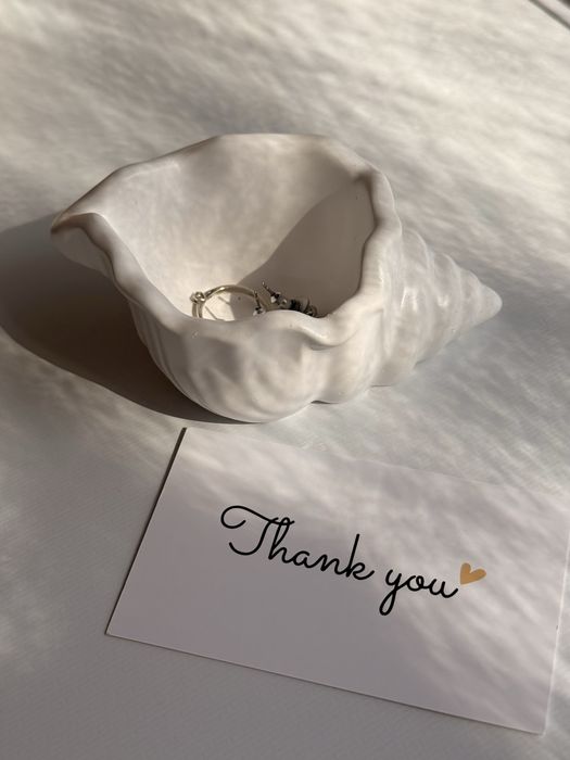 Елегантна гипсова поставка за бижута – стил и практичност в едно