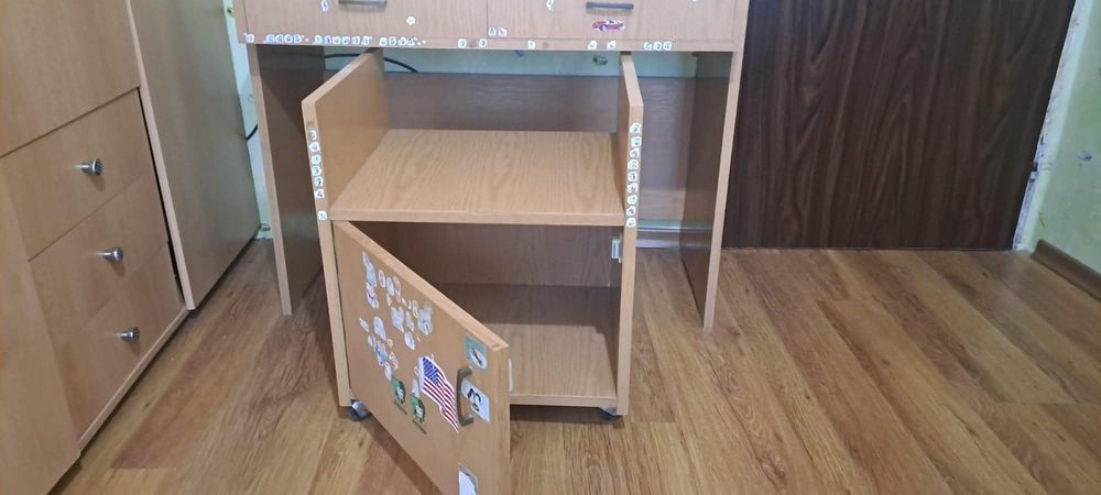 Подрявам 2 бр. Легла с матраци,    Детско бюро с табуретка , която може да се ползва за стол.