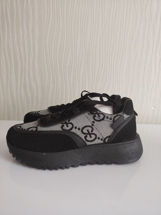 Продам кроссовки