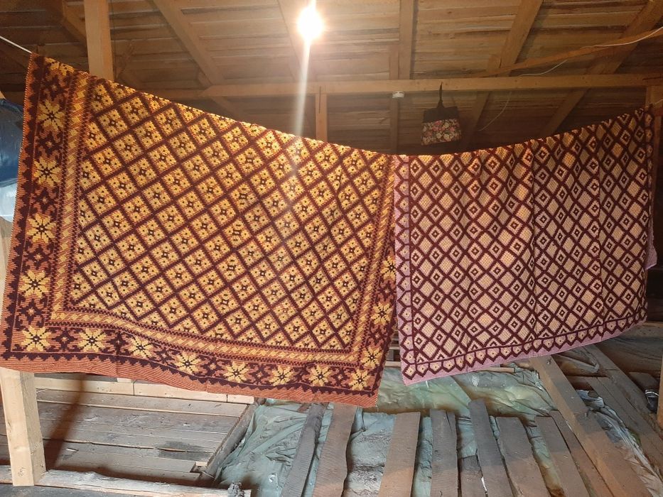 Cuverturi de pat tradiționale din lână.