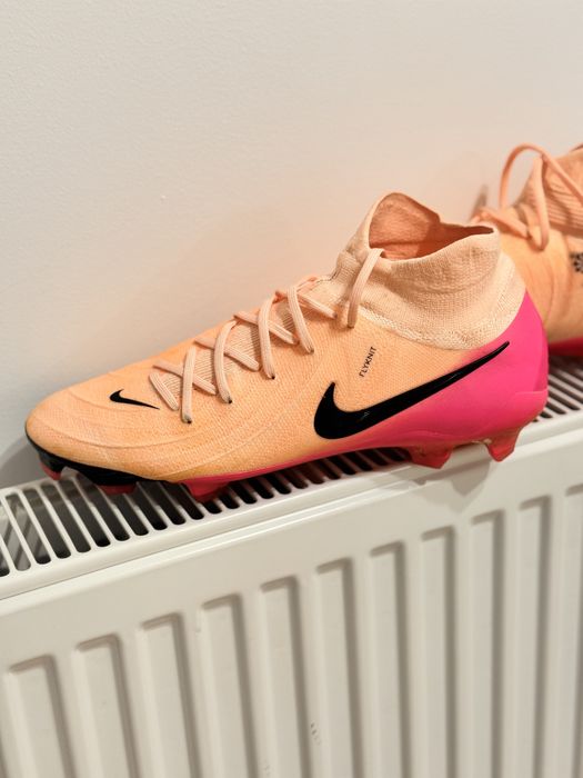 Nike Phantom Luna II Pro FG, професионални бутонки.