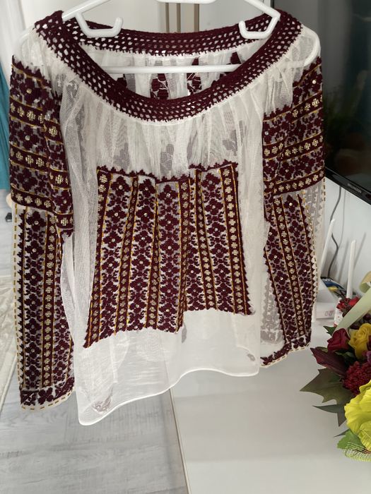 Ie traditionala costum popular cusuta pe perdea