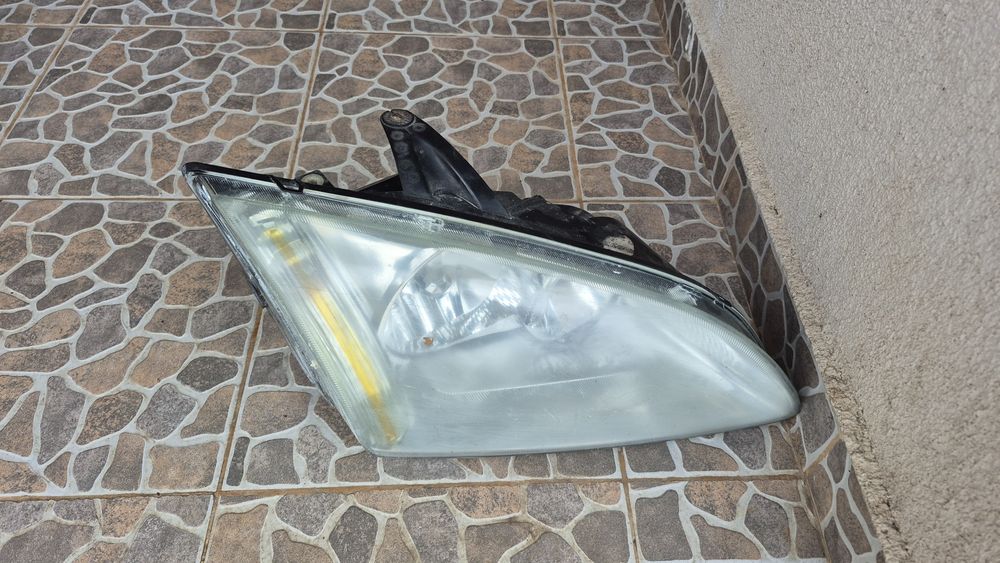 Vând faruri ford focus