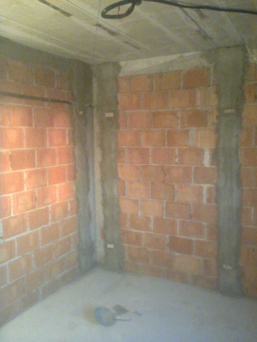 Casa la rosu 250 euro mp și 500 euro la gata