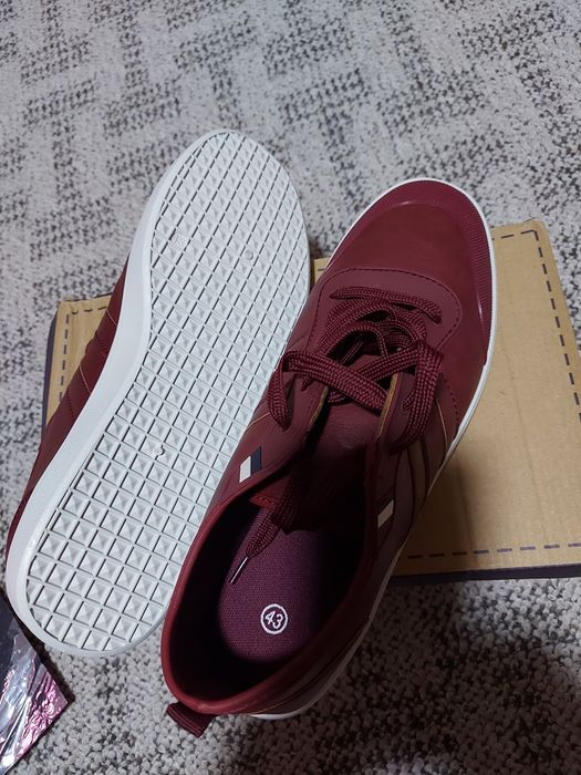 Vind 2 perechi adidasi