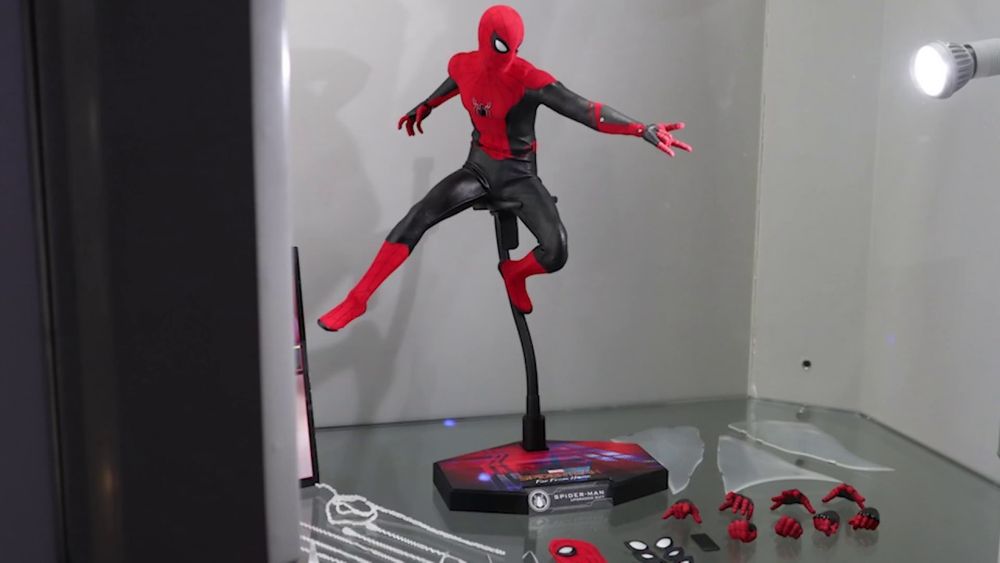 Hot toys spyder man far from home