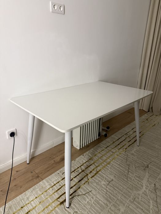 Стол обеденный.