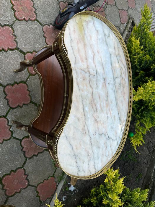 Doua masute deosebite din lemn cu blat marmura si elemente bronz