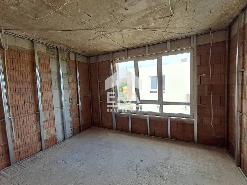 Двуетажна новострояща се къща за продажба, с 4 спални и голяма дневна,