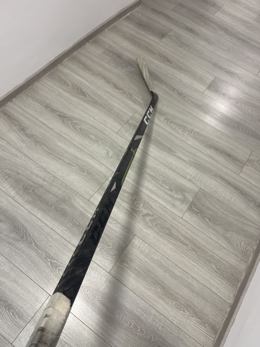 Vând crosă CCM Ribcor Trigger PRO 3 PMT