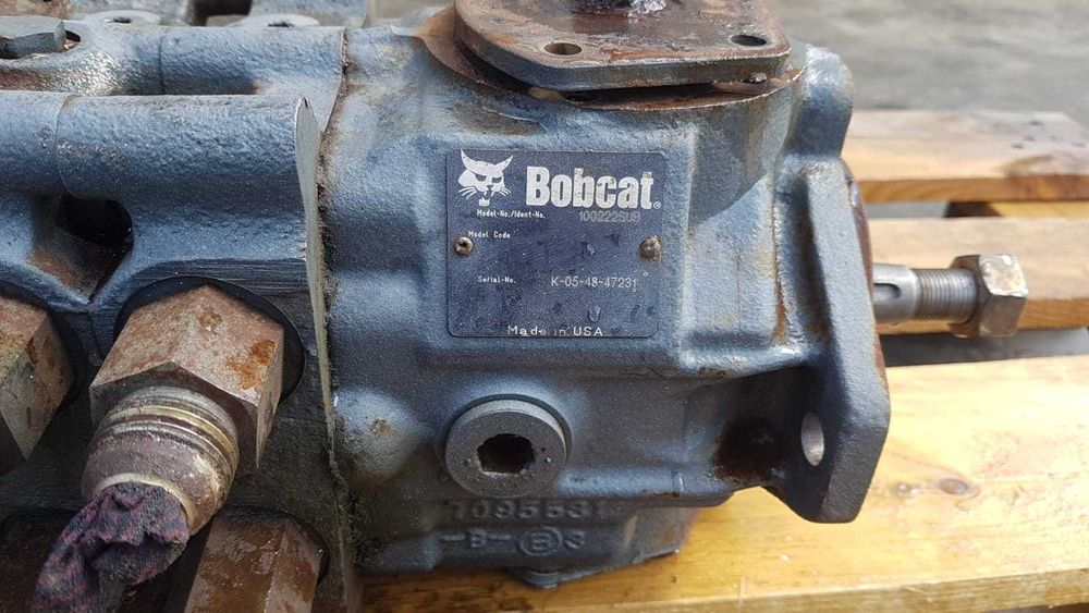 Pompa hidraulica bobcat pe senile Bobcat T140 , T190