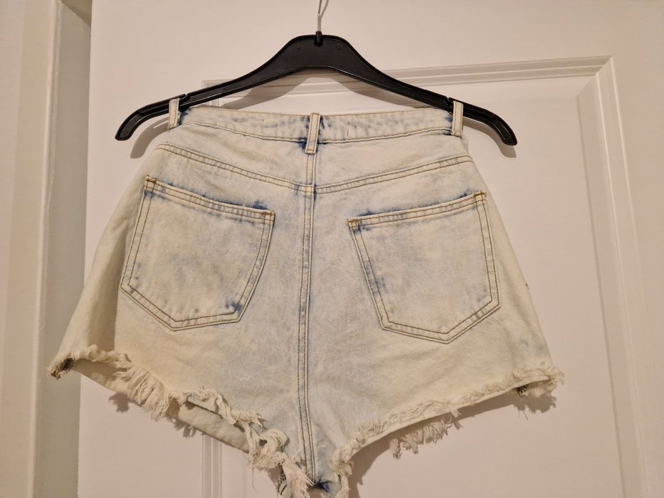 Blugi scurti cu broderie florala