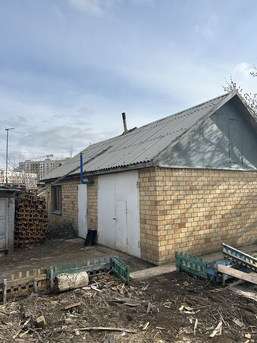 Продам на строи материал дом