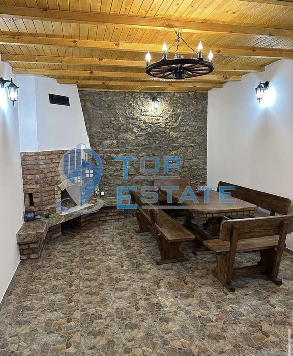 Функционираща къща за гости с басейн и панорамна гледка в село Кисьов