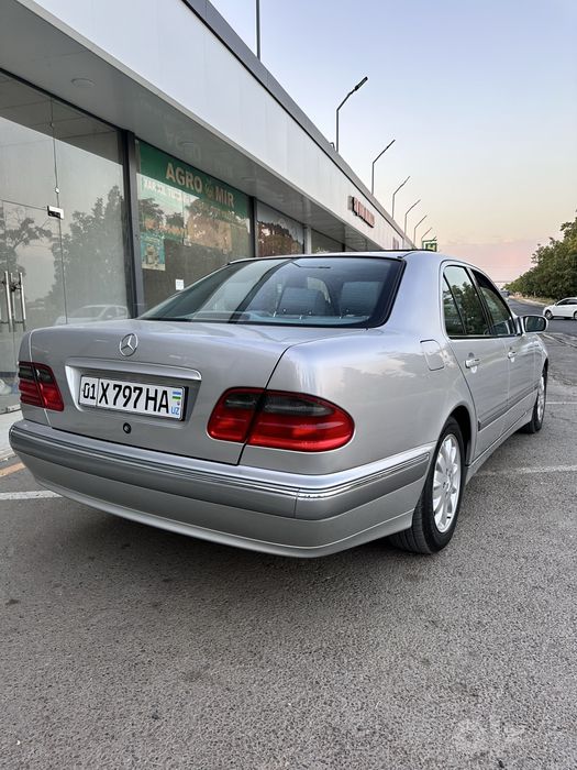 Mercedes benz w210. E200
