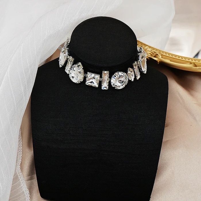 Колие/Чокър с бели кристали